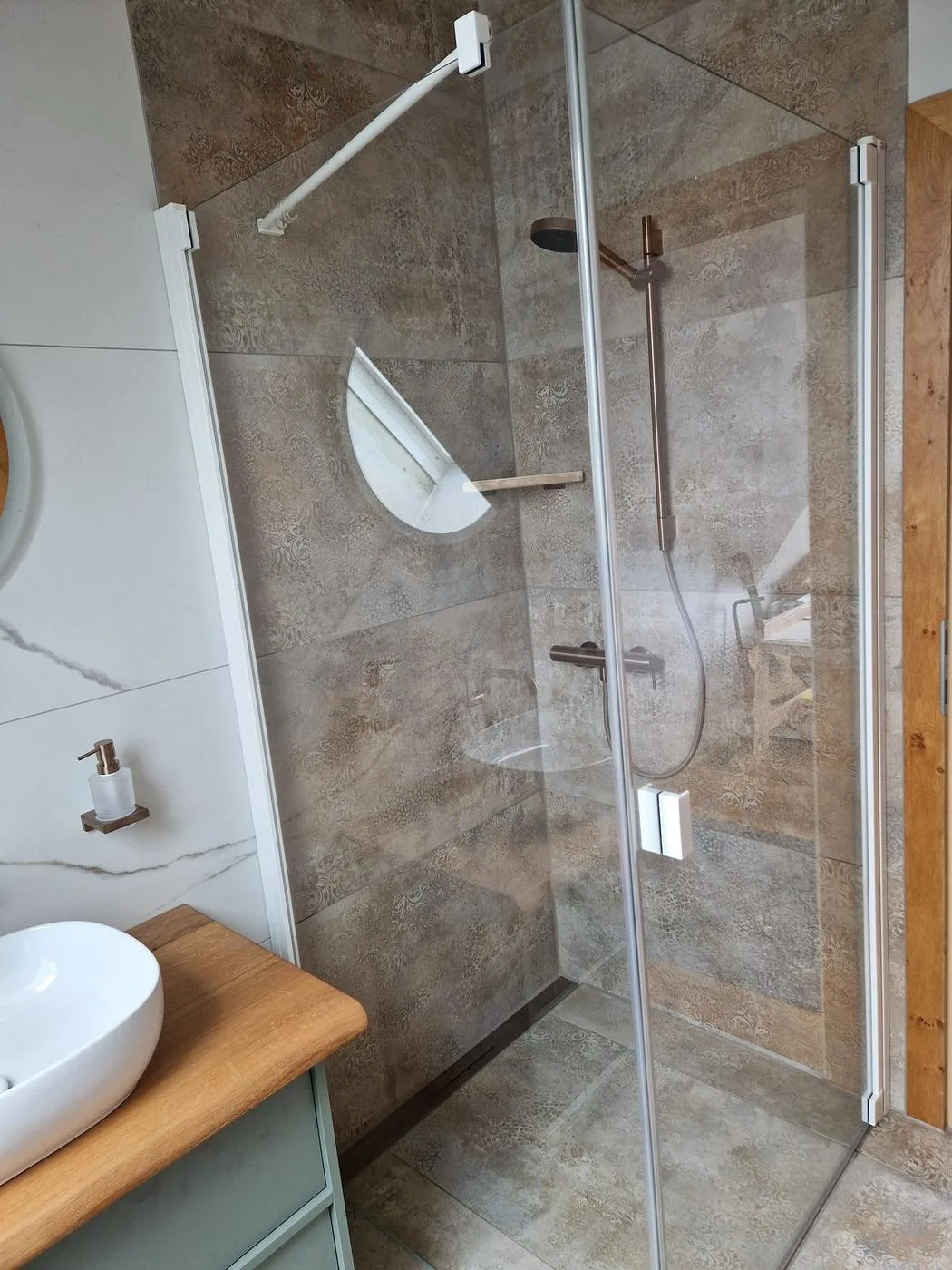 Bodenebene Glasdusche mit Regenbrause und Ornamentfliesen