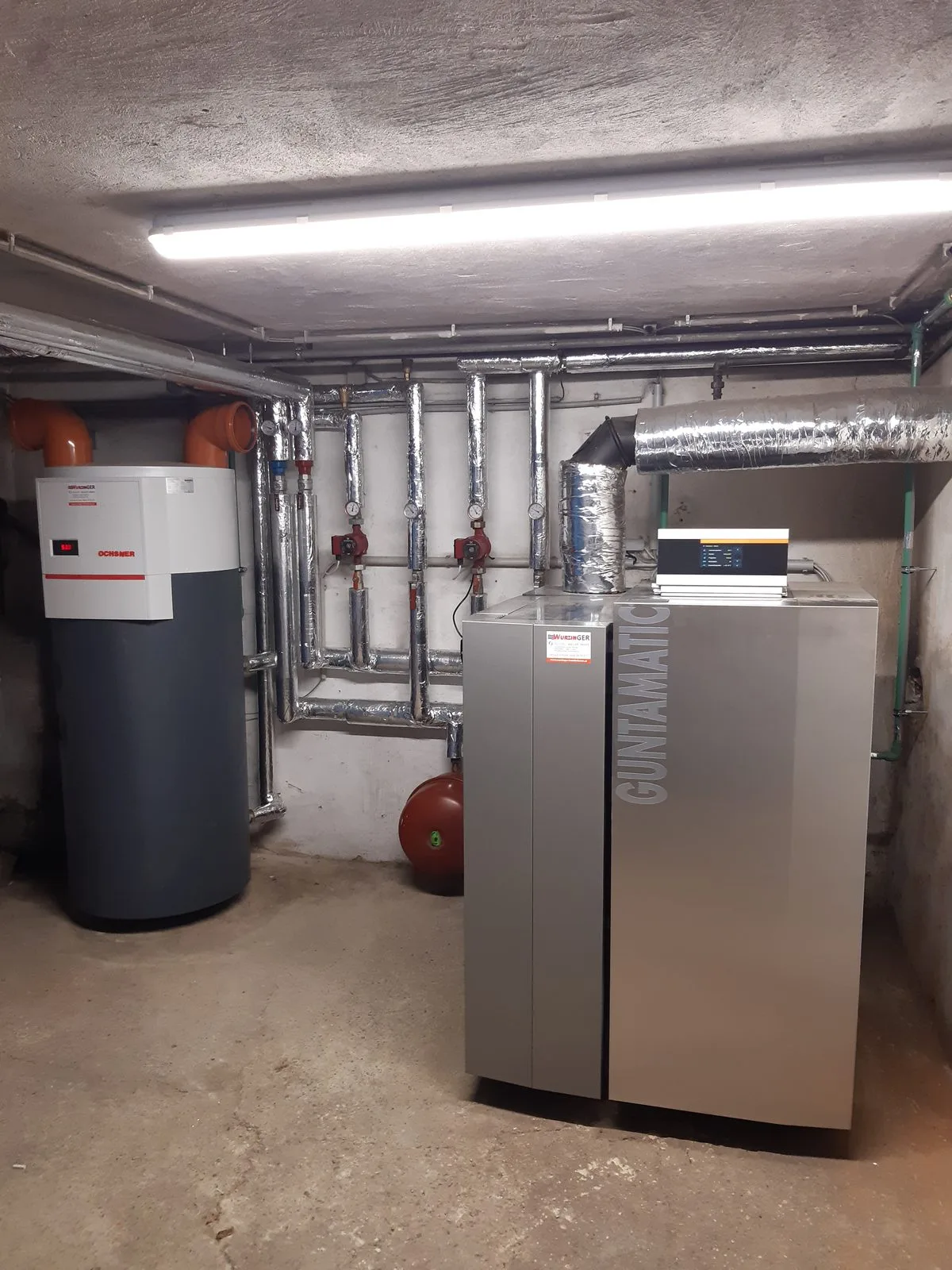Stückholzkessel kombiniert mit Ochsner Brauchwasserwärmepumpe