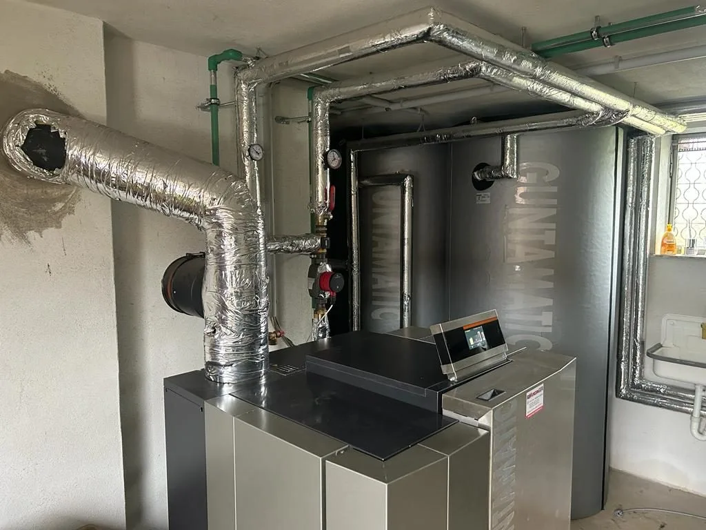 Stückholzanlage mit Pufferspeicher im Keller